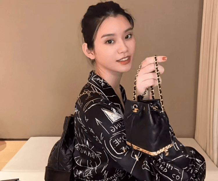 賭王新抱奚夢瑤分享母女名牌手袋收藏 與女兒齊用迷你手袋超可愛！
