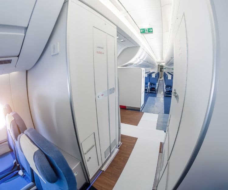 坐飛機去廁所都有學問！前空姐教路5大飛機去廁所貼士  廁所因1原因成全機病毒溫床 幾個時段千祈唔好去廁所！