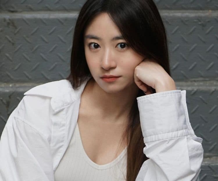 J2女神黃紫恩暈低！ 曝光血淋淋傷勢恐毀容  關於黃紫恩的4件事：曾被教授利誘陪返內地？