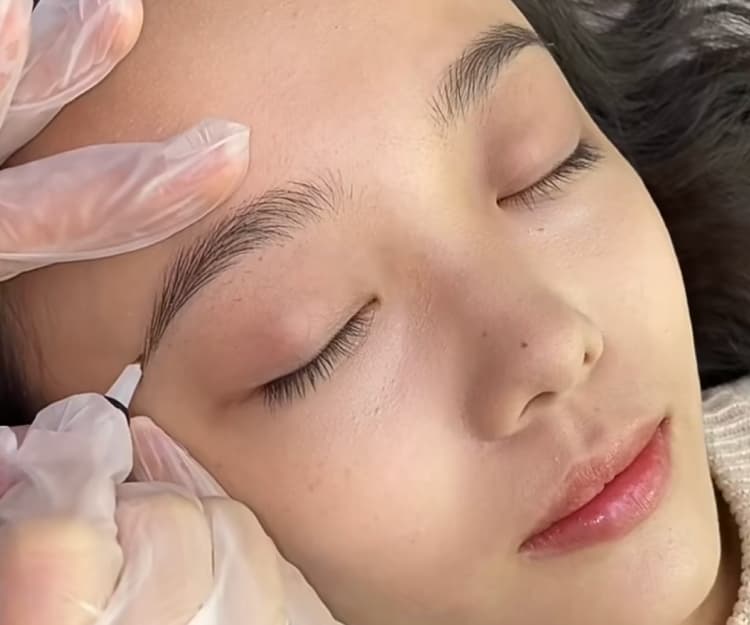 港女紋眉失敗被?傷爆血慘變高低眉！飄眉、霧眉前4大注意事項 這類人絕對不適合做？