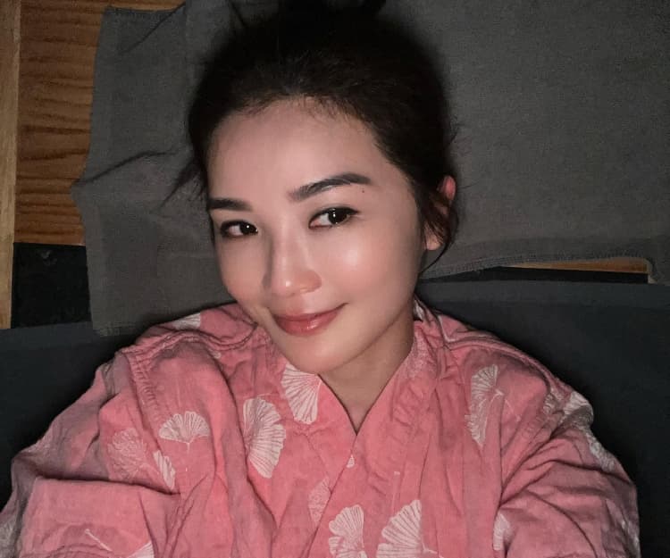 41歲阿Sa蔡卓妍公開防腐級凍齡法！「正菜妍」維持童顏少女肌全靠5招 私藏獨門去粉刺法