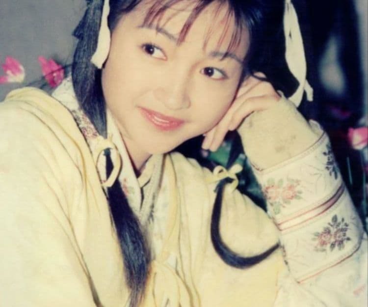 李綺虹洗盡鉛華返香港 無懼素顏大方表示：It just my style  細數「最美郭襄」3件美麗事件