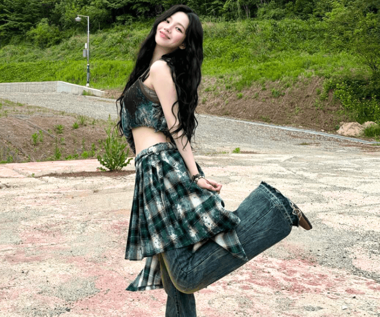 裙褲疊穿法「Dress Over Pants」熱潮回歸！跟人氣韓星4大穿搭：Red Velvet澀琪最愛喱士罩裙、牛仔褲最百搭！邊款連男星都穿？