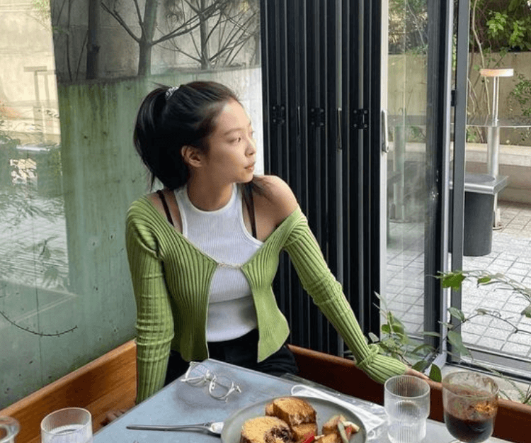 入秋轉季穿搭零失誤！5大轉季可持續時尚單品推薦︰Jennie同款運動外套、大熱機車靴子好看又實用