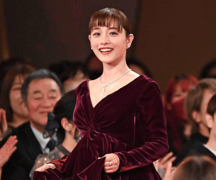石原聰美懷二胎被讚「最美孕婦」！6大日常保養方法公開：自製1種飲品、獨門方法令下顎線條突出！