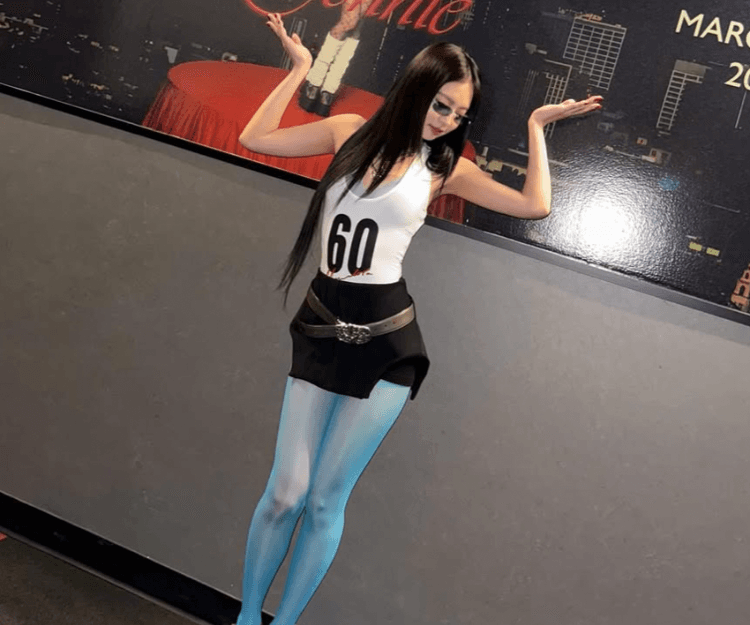 ABG style是甚麼？解構Jennie日常3大ABG style穿搭必備單品：混戴飾物增加氣場、迷你裙配1物更性感！