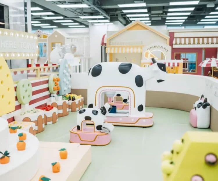 親子好去處｜高CP值放電遊樂場 Stayhere Town Playhouse 7,000呎城鎮主題：牧場體驗、車車維修區、麵包店、消防局、寵物診所、波波池、彈床任玩！