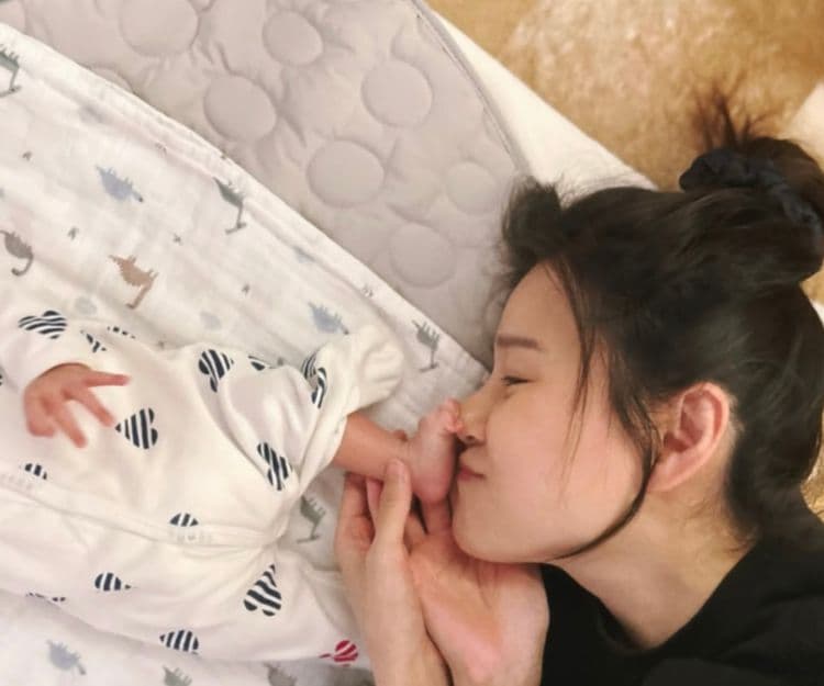 聞BB腳易出事？黃翠如自爆愛上仔仔腳！內地女星聞BB腳仔眼敏感到睜不開眼！揭聞BB腳致病之謎